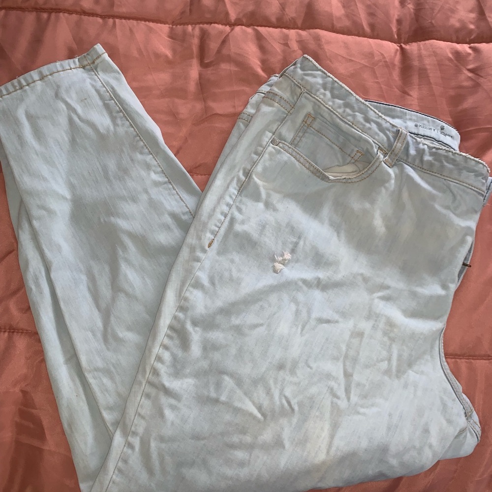 YESS !! Sexy distressed Jeans
